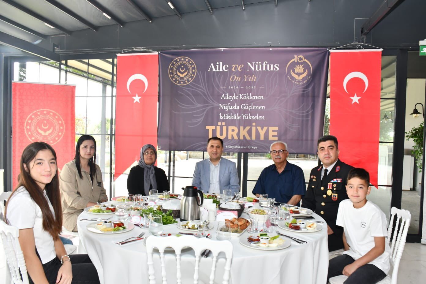 Aydinda Uc Kusak Ayni Sofrada Bulustu 665431 A1B535