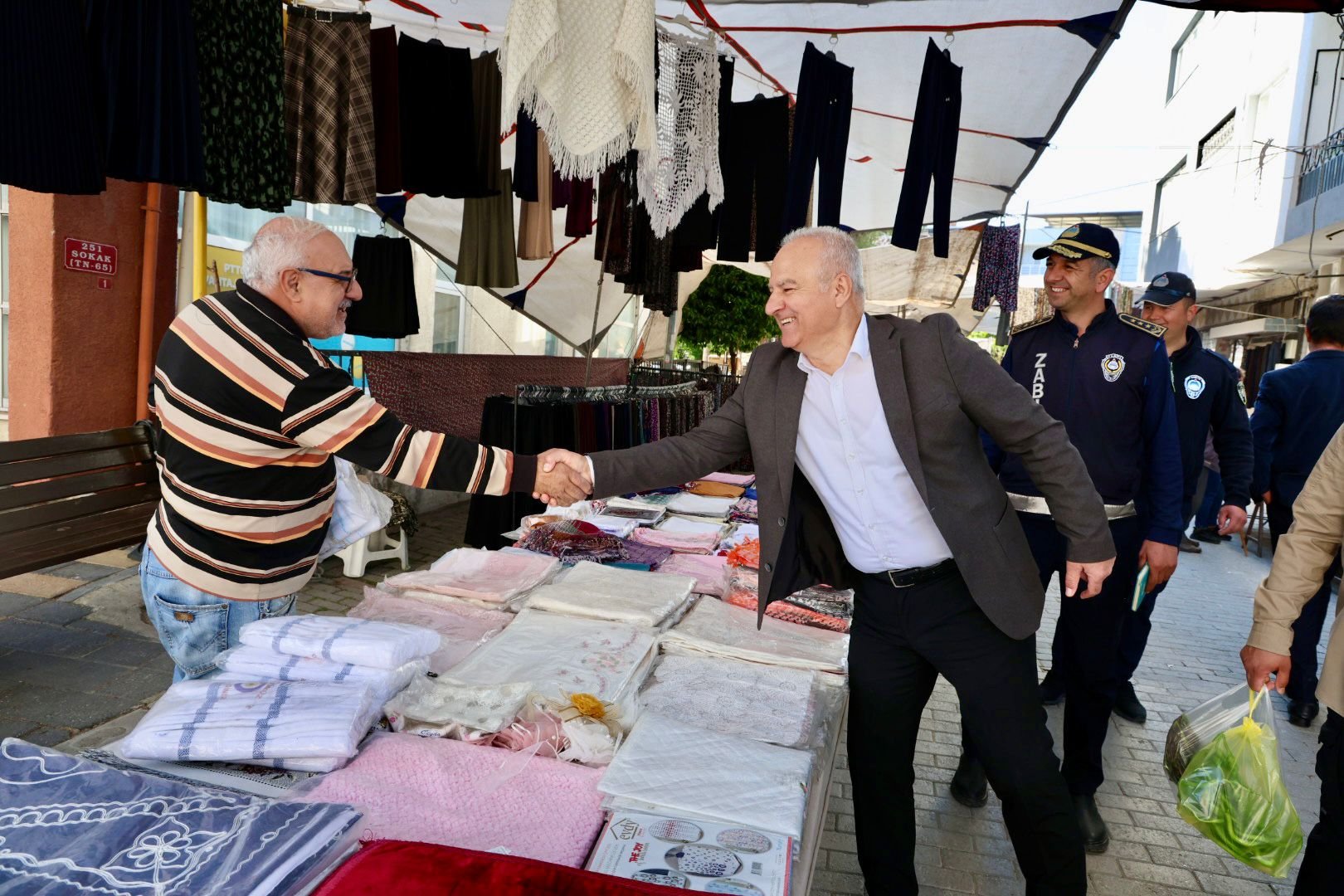 Baskan Kivrak Vatandaslarla Ic Ice 659953 E2B4E3