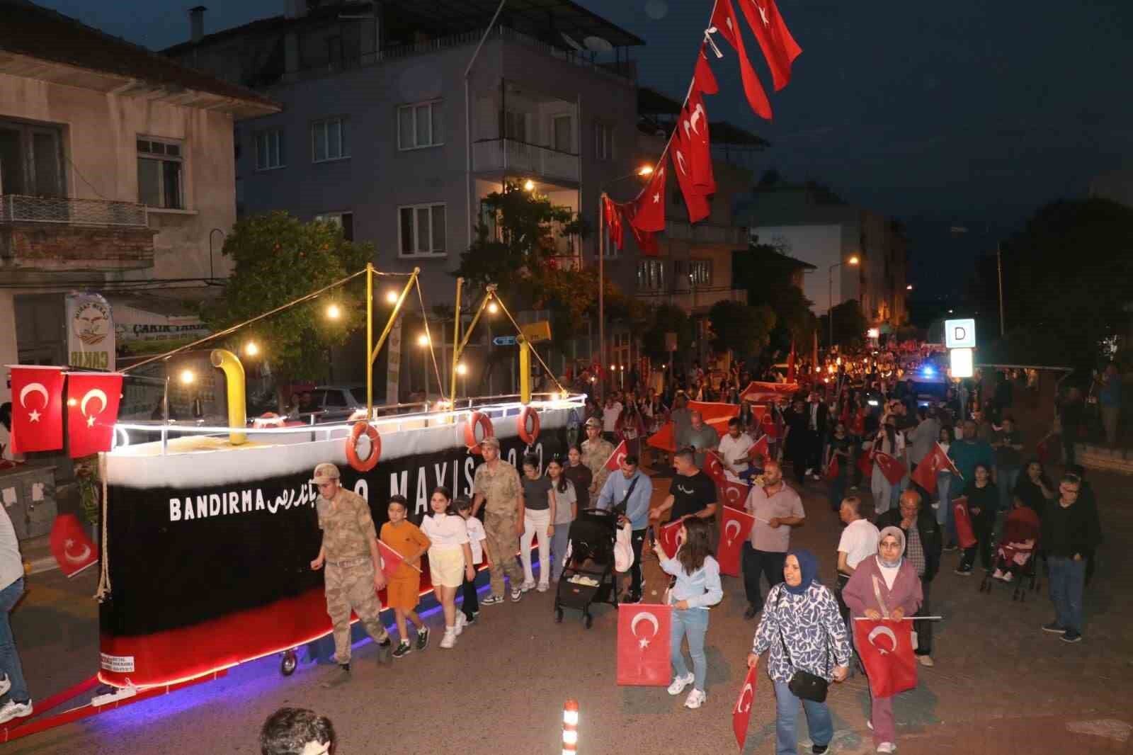 Bozdogan Sokaklarinda Bandirma Vapuru Coskusu 1779256805560 783300