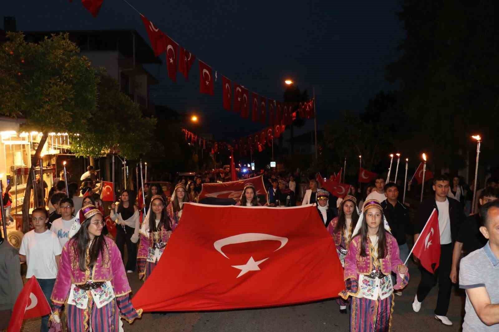 Bozdogan Sokaklarinda Bandirma Vapuru Coskusu 1779256806880 699798