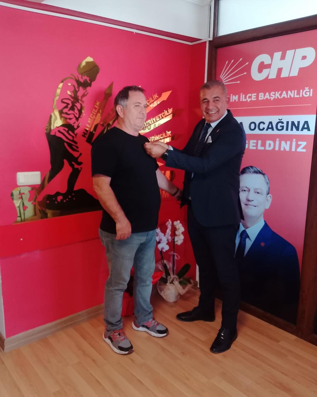 Chp Didim Ailesi Buyuyor Yeni Uyelere Rozetleri Takildi 662764 Accce8