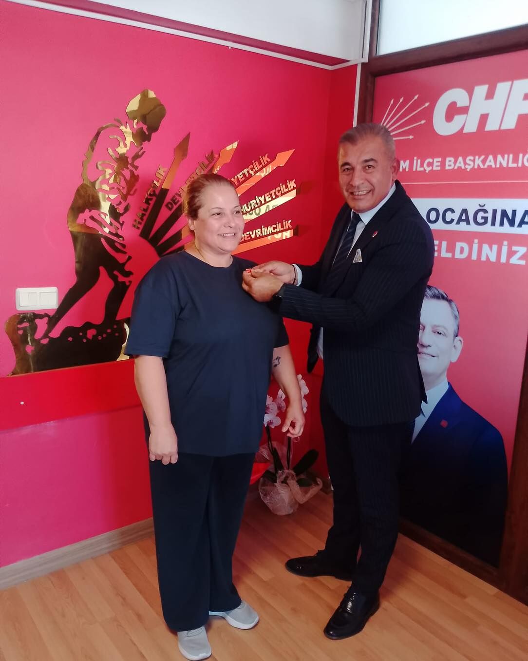 Chp Didim Ailesi Buyuyor Yeni Uyelere Rozetleri Takildi 662764 B1D9Cd