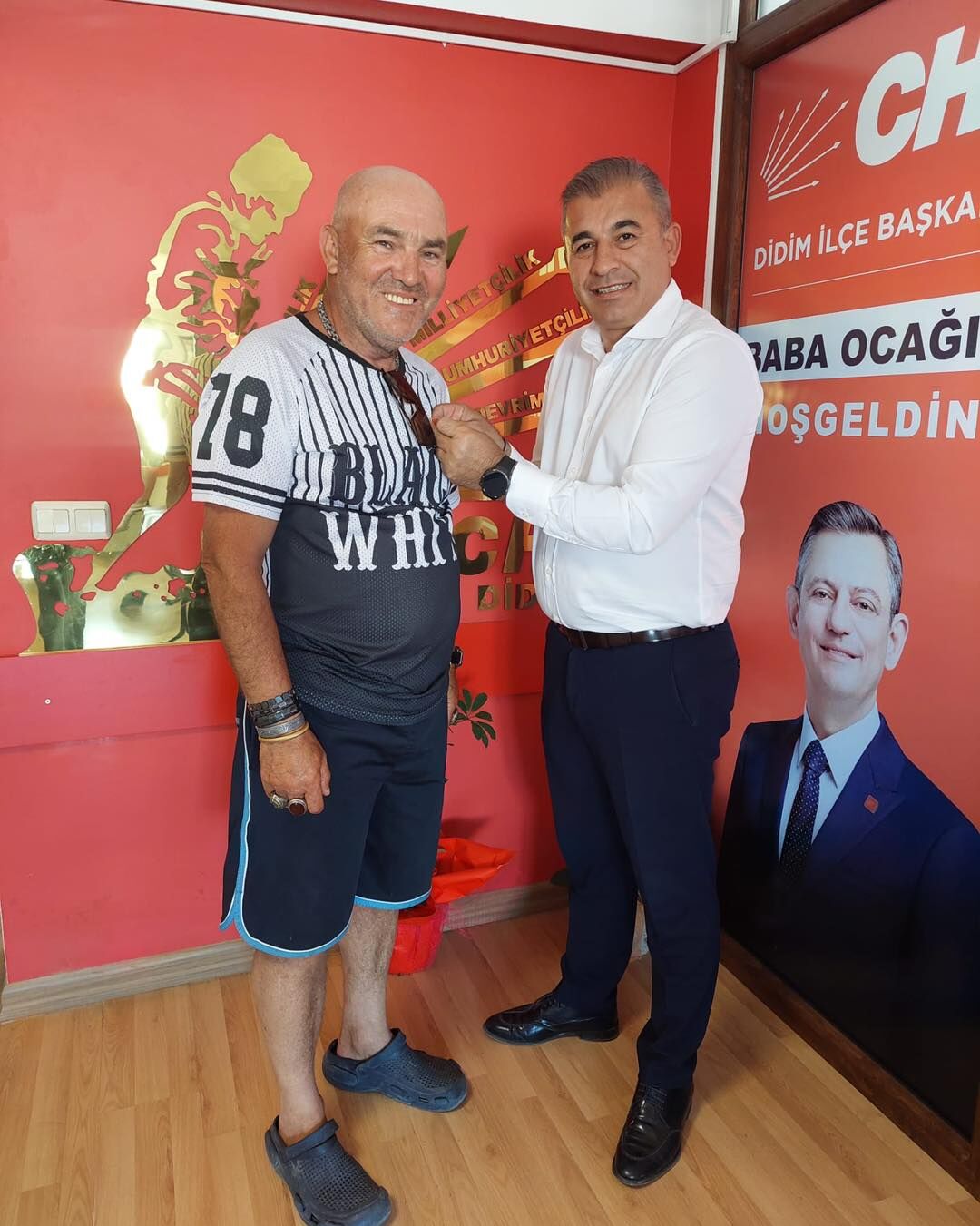 Chp Didim Ailesi Buyuyor Yeni Uyelere Rozetleri Takildi 662764 C497D3