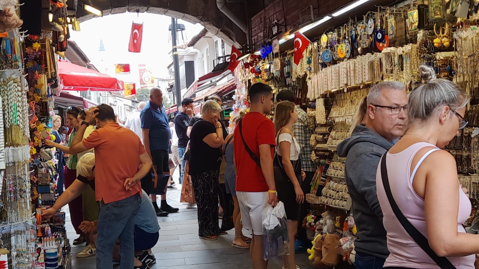 Dev Kruvaziyerler 11 Bin 800 Yolcusuyla Ege Port Limaninda 662663 Ddaaef