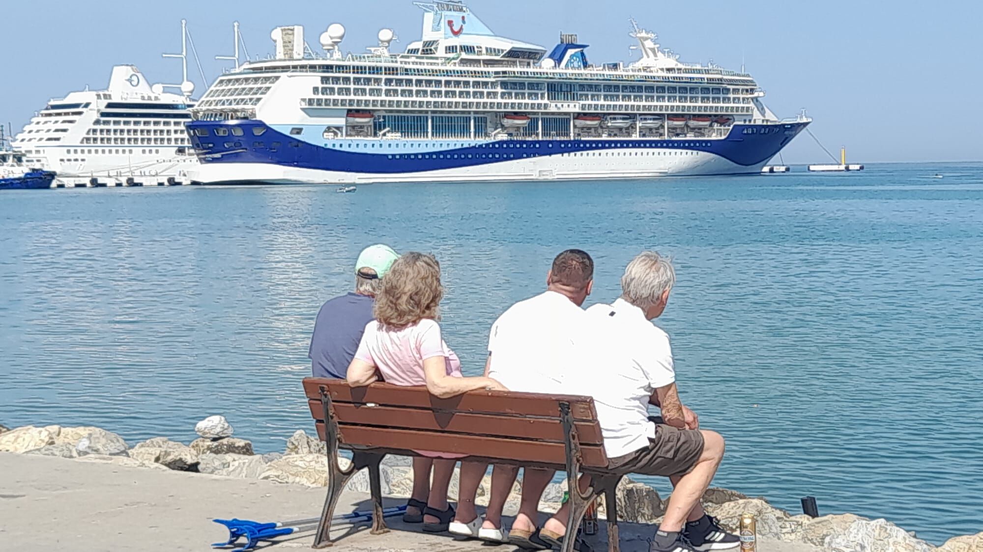 Dev Kruvaziyerler Ege Port Limaninda 660830 05D1C6