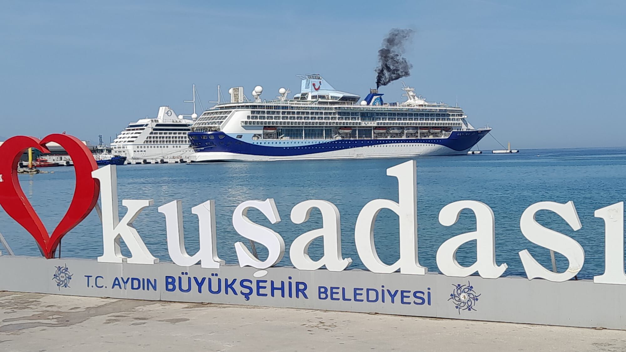 Dev Kruvaziyerler Ege Port Limaninda 660830 Ca339A