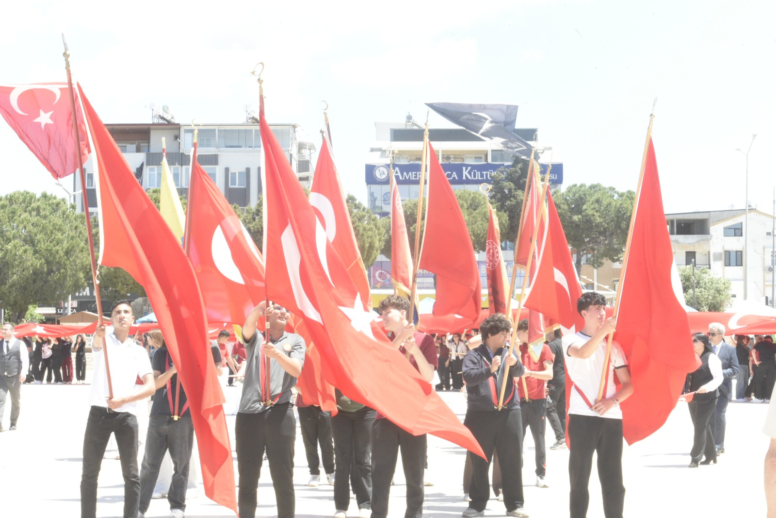 Didimde Genclik Haftasi Coskusu Dev Turk Bayragiyla Yurudule 662562 51F999