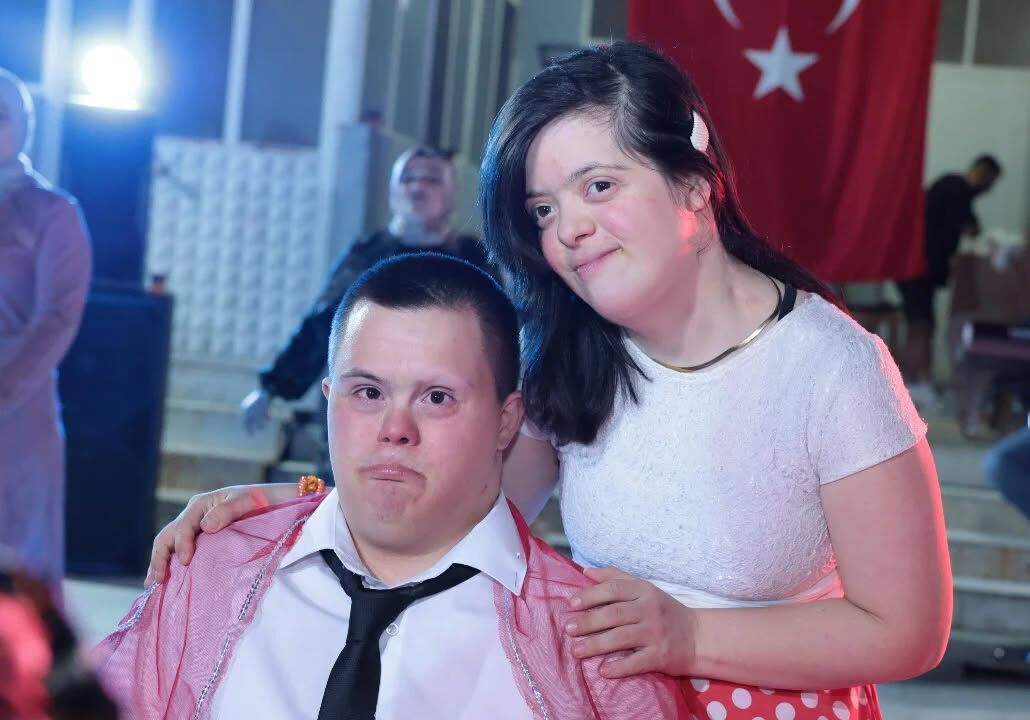 Down Sendromlu Halil Ibrahimi Duygulandiran Eglence Annesine 660849 4E0Cde