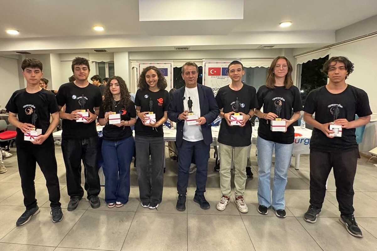 Efeler De Genc Yazilimcilar Tasarladi Baskan Yetiskin Tebrik Etti 1778410202188 133584
