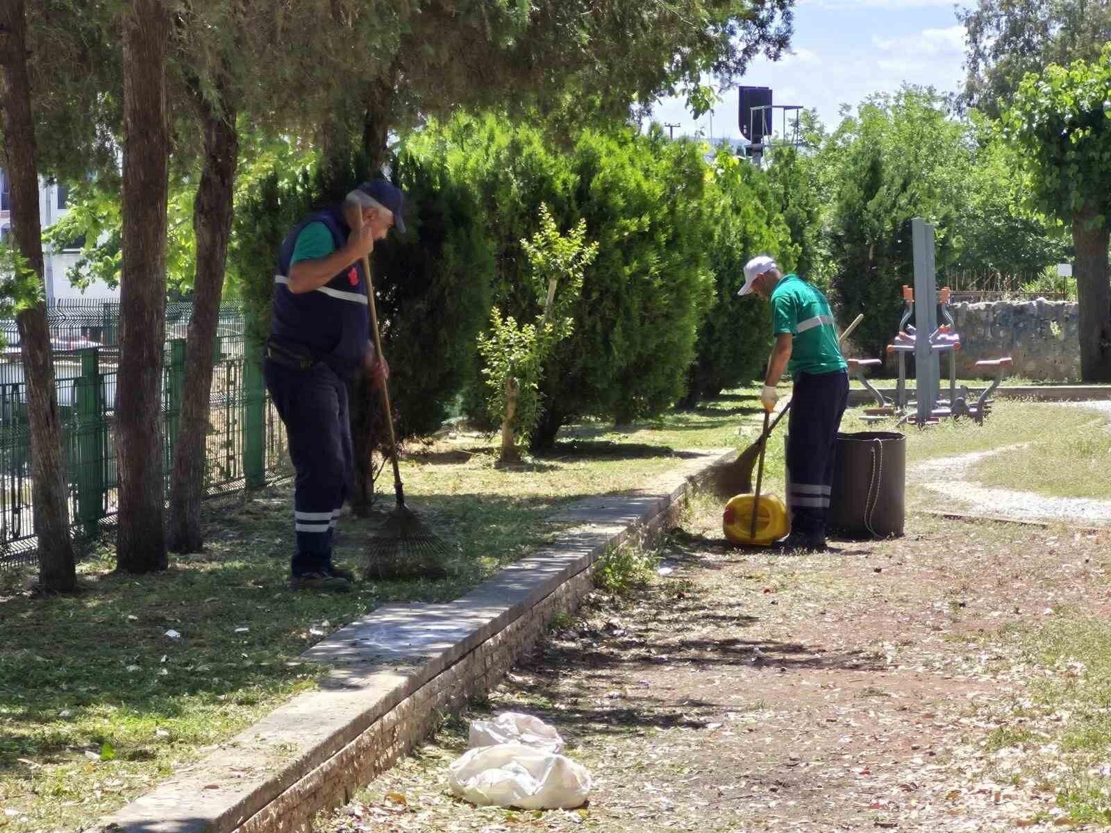 Efeler De Parklar Yaza Hazirlaniyor 1779272106970 973200
