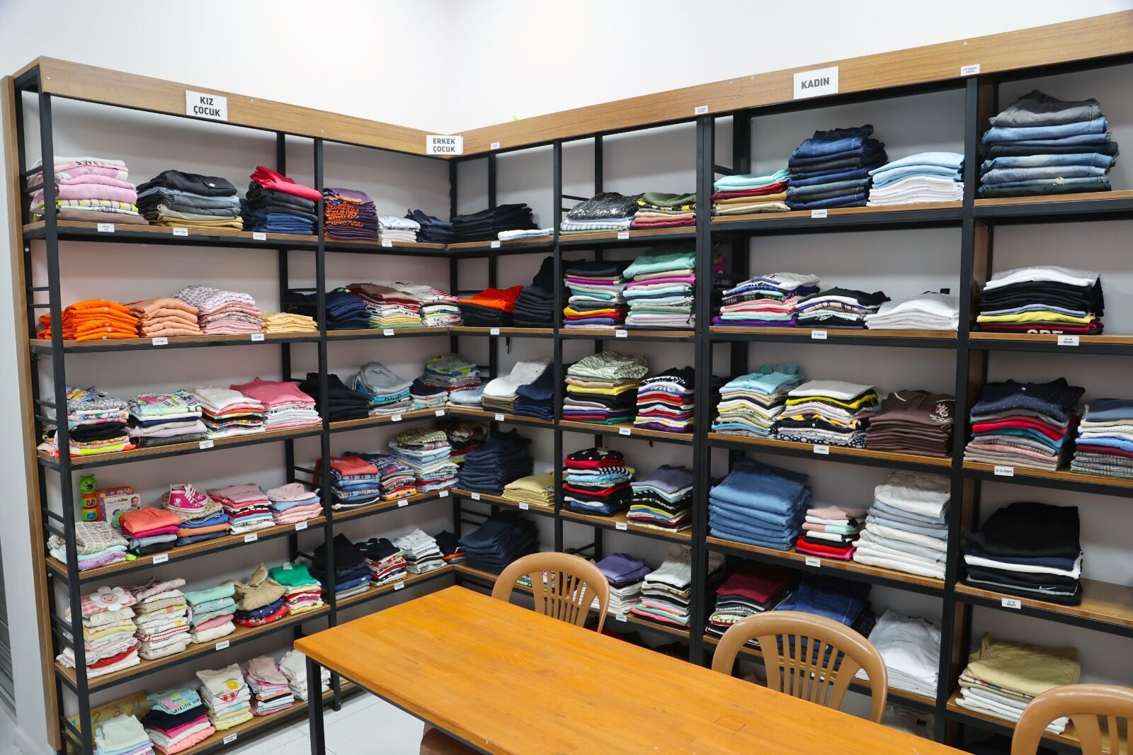 Efelerde Sosyal Destek Giyim Noktasi Yogun Ilgi Goruyor 661635 7023Ea