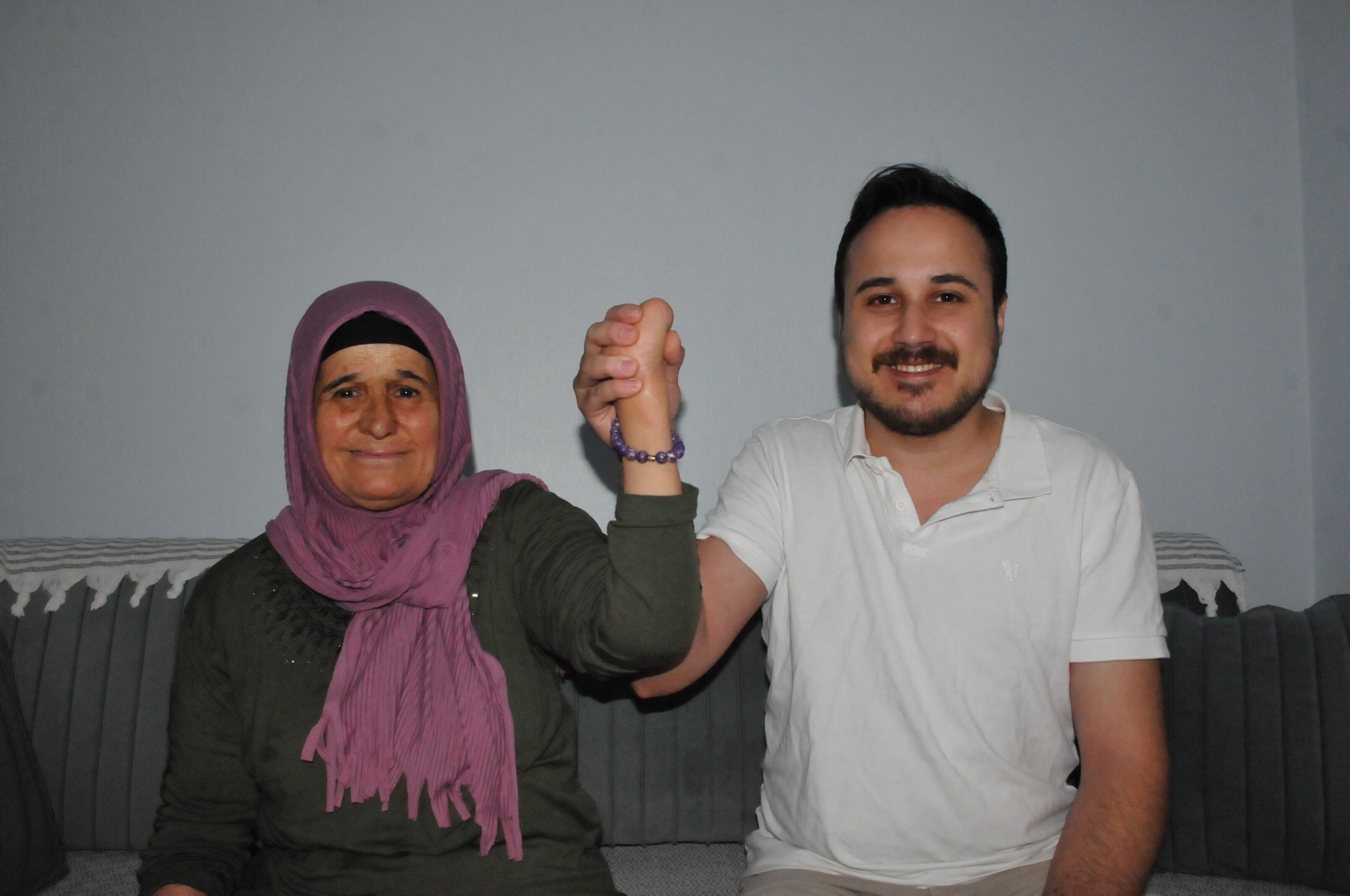 Fedakar Anne Elleri Olmadan Uc Cocuk Buyuttu Universitede Ok 660714 12C9F2