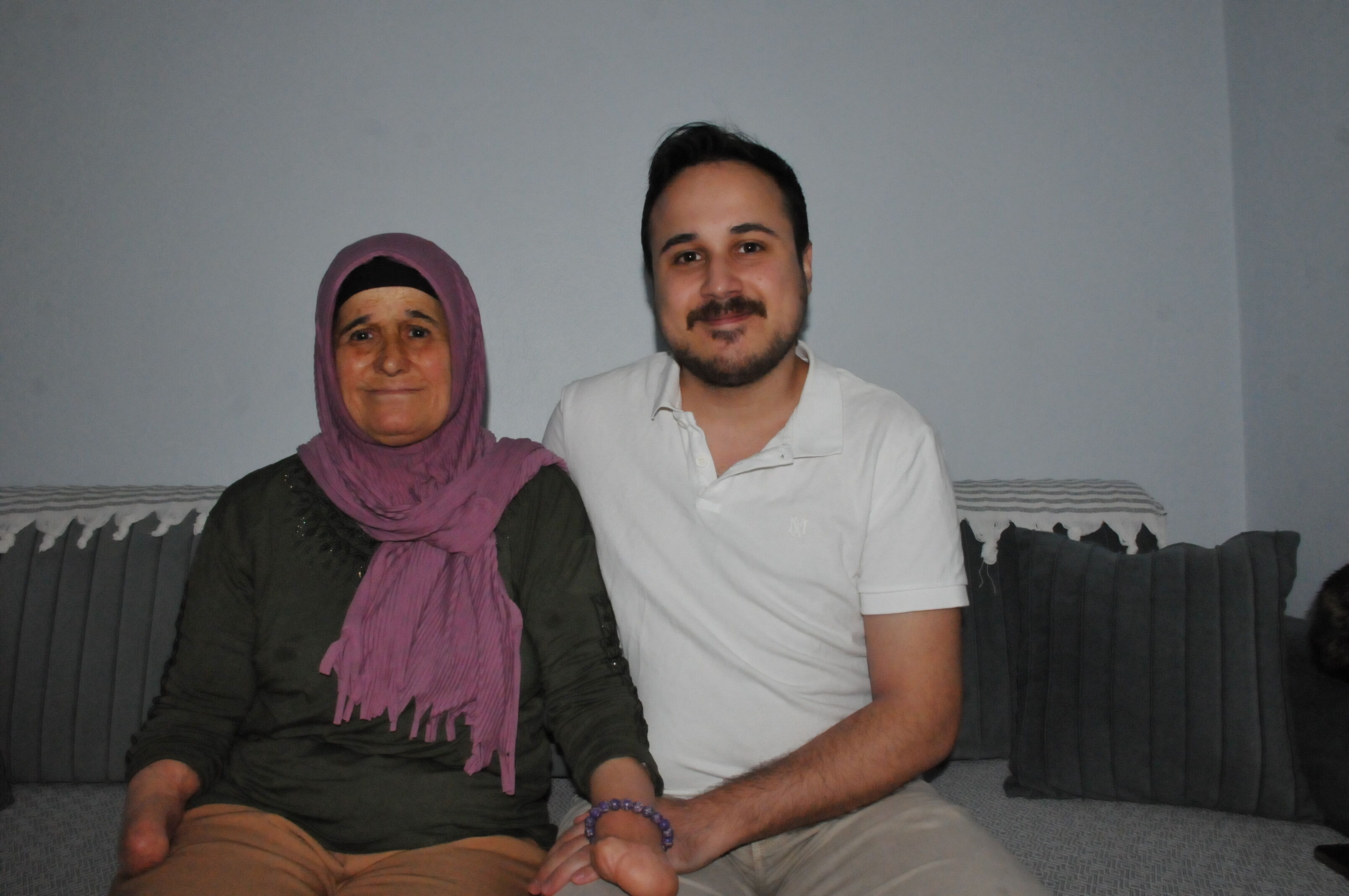 Fedakar Anne Elleri Olmadan Uc Cocuk Buyuttu Universitede Ok 660714 875A23