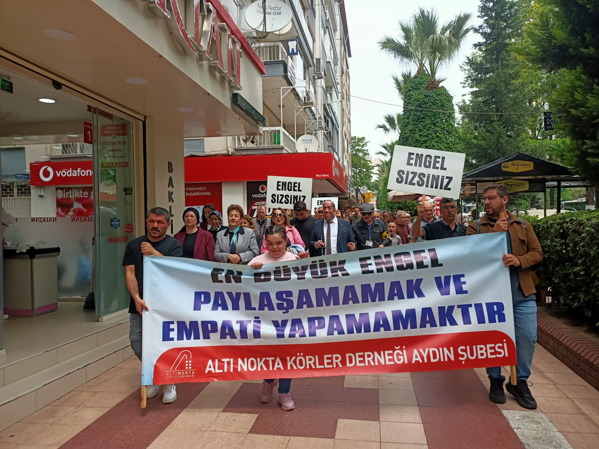 Gorme Engellilerin Yuruyusune Kaldirimdaki Arac Engeli 660357 4Cee13