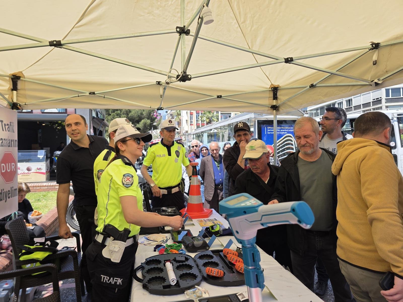 Hem Trafik Egitimi Verdiler Hem Lokma Dagittilar 659815 E16266