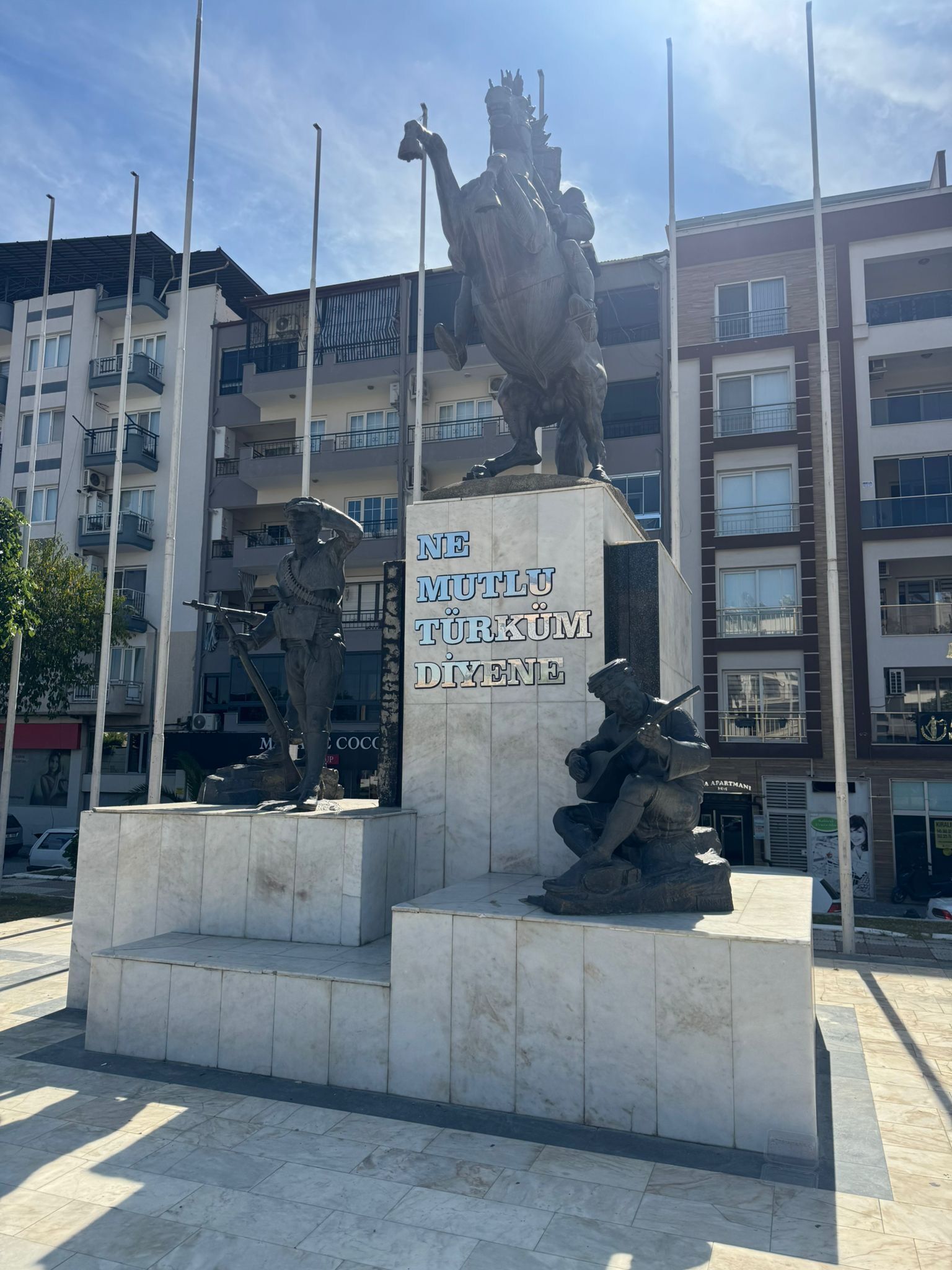 Incirliovada Ataturk Heykelinin Yikilacagini Sanip Eylem Yap 663453 Aad722