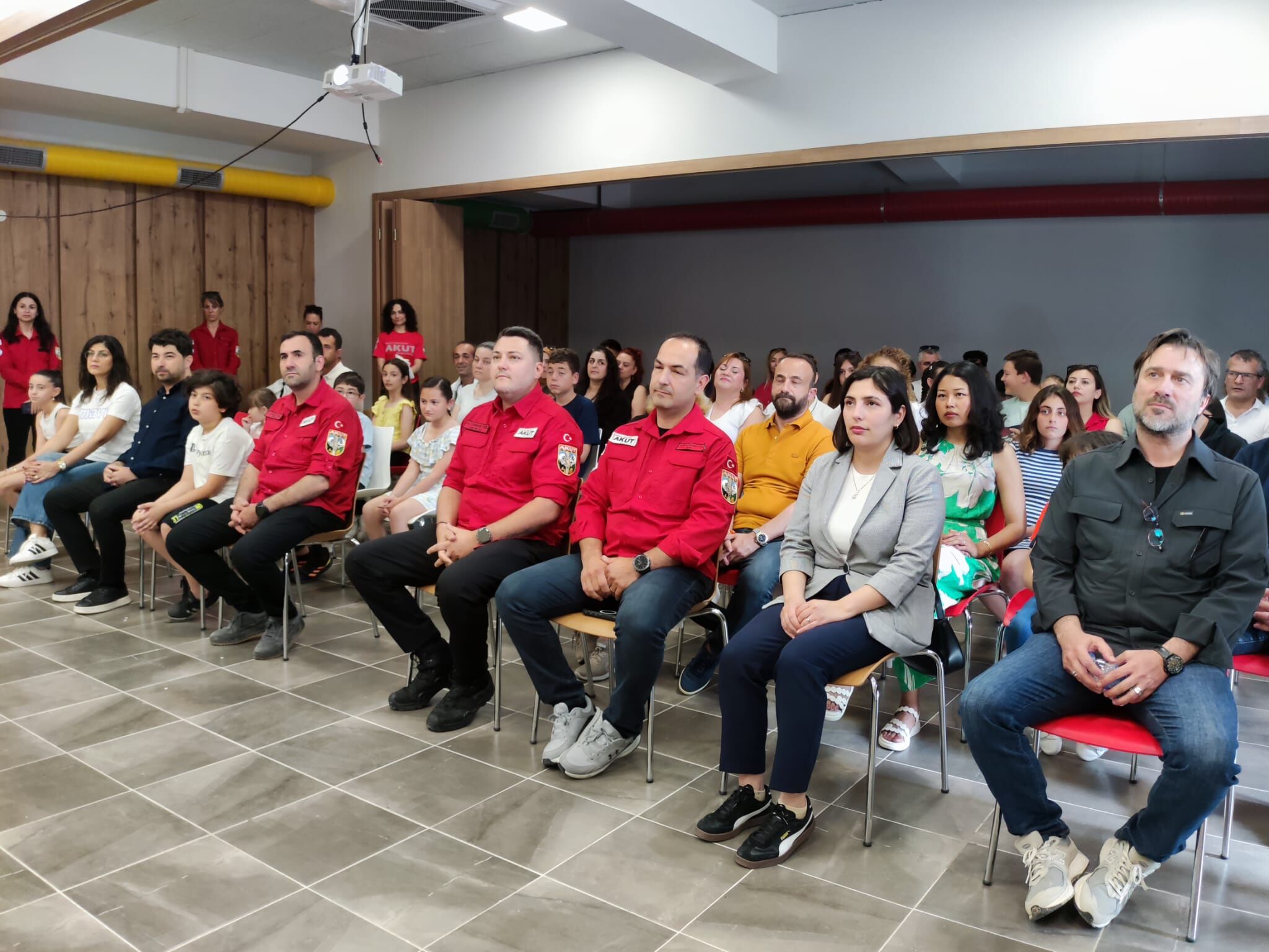 Kahraman Akut Gonulluleri Cocuklarla Projede Bulustu 664078 7322D5