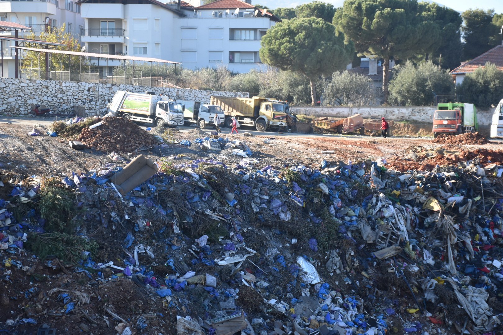 Karacasuda Cope Atilan Bayraklarla Ilgili Islem Baslatildi 660183 2Fafe9