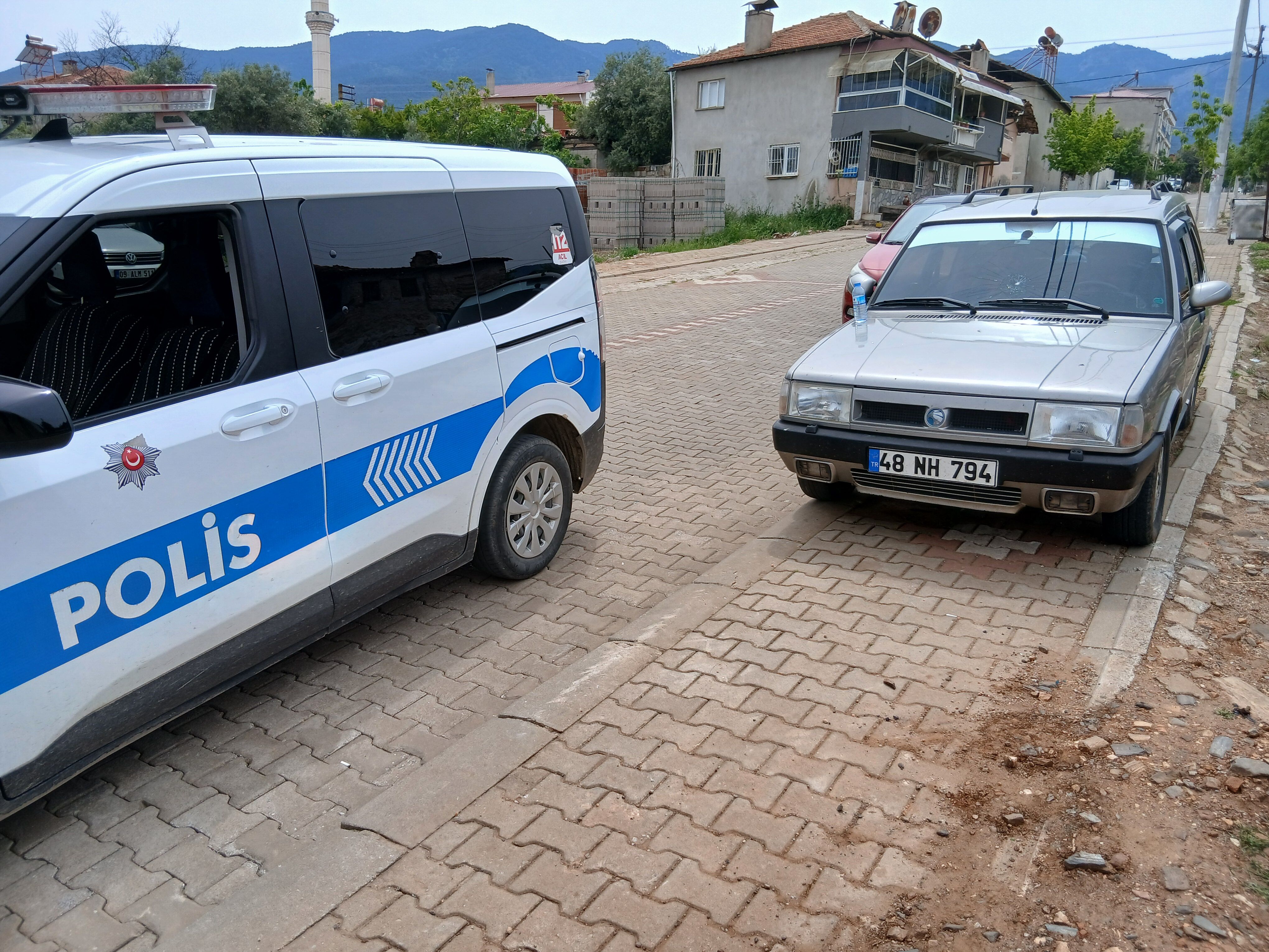 Karacasu’da gece yarısı vandallık: Otomobile böyle zarar verdiler