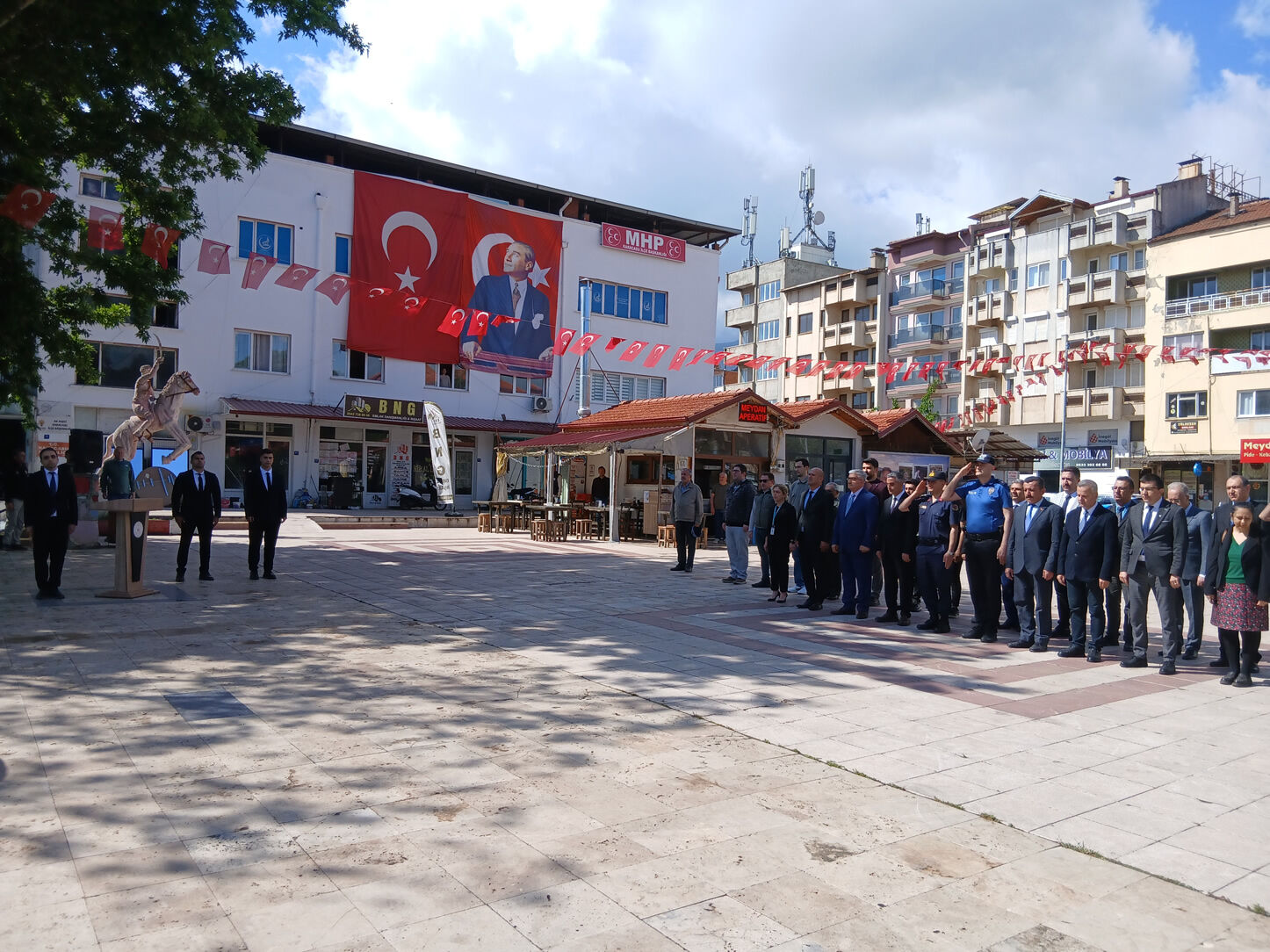 Karacasuda Genclik Haftasi Celenk Sunma Toreniyle Basladi 662418 Df5C9C