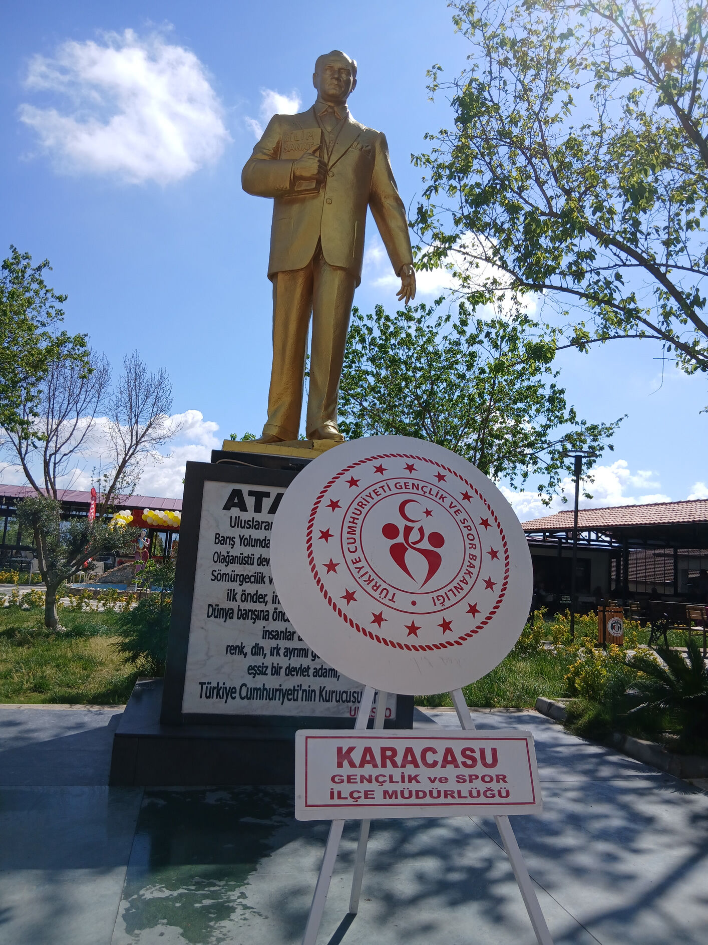Karacasuda Genclik Haftasi Celenk Sunma Toreniyle Basladi 662418 E2D4D4