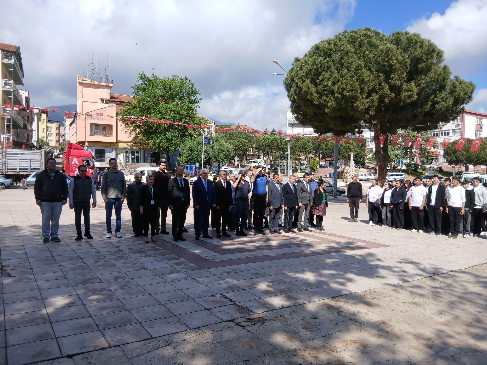Karacasuda Genclik Haftasi Celenk Sunma Toreniyle Basladi 662418 Edf816