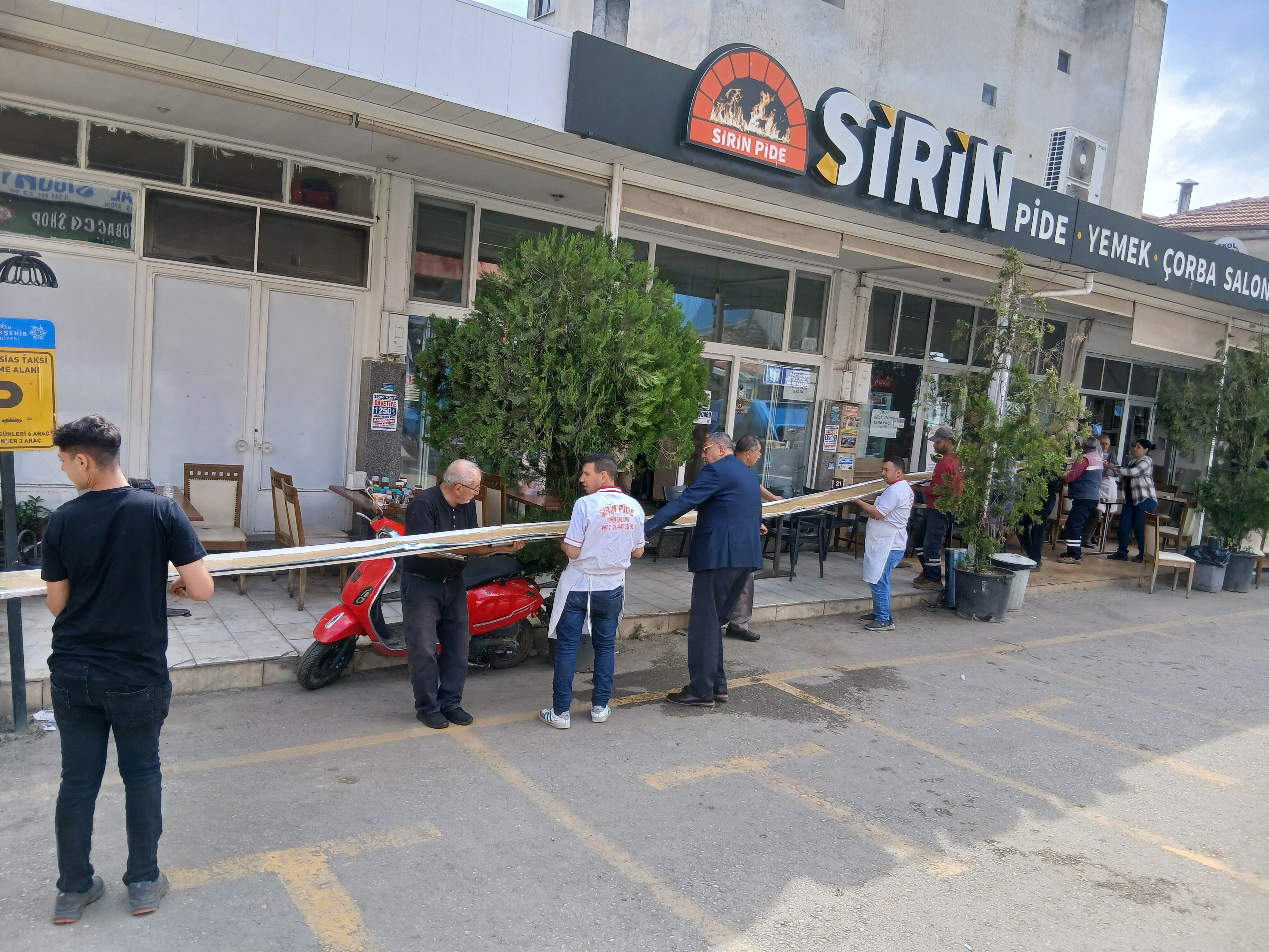 Karacasuda Siradan Bir Gun 14 Metrelik Pide Yapiliyor 664104 254Ac6