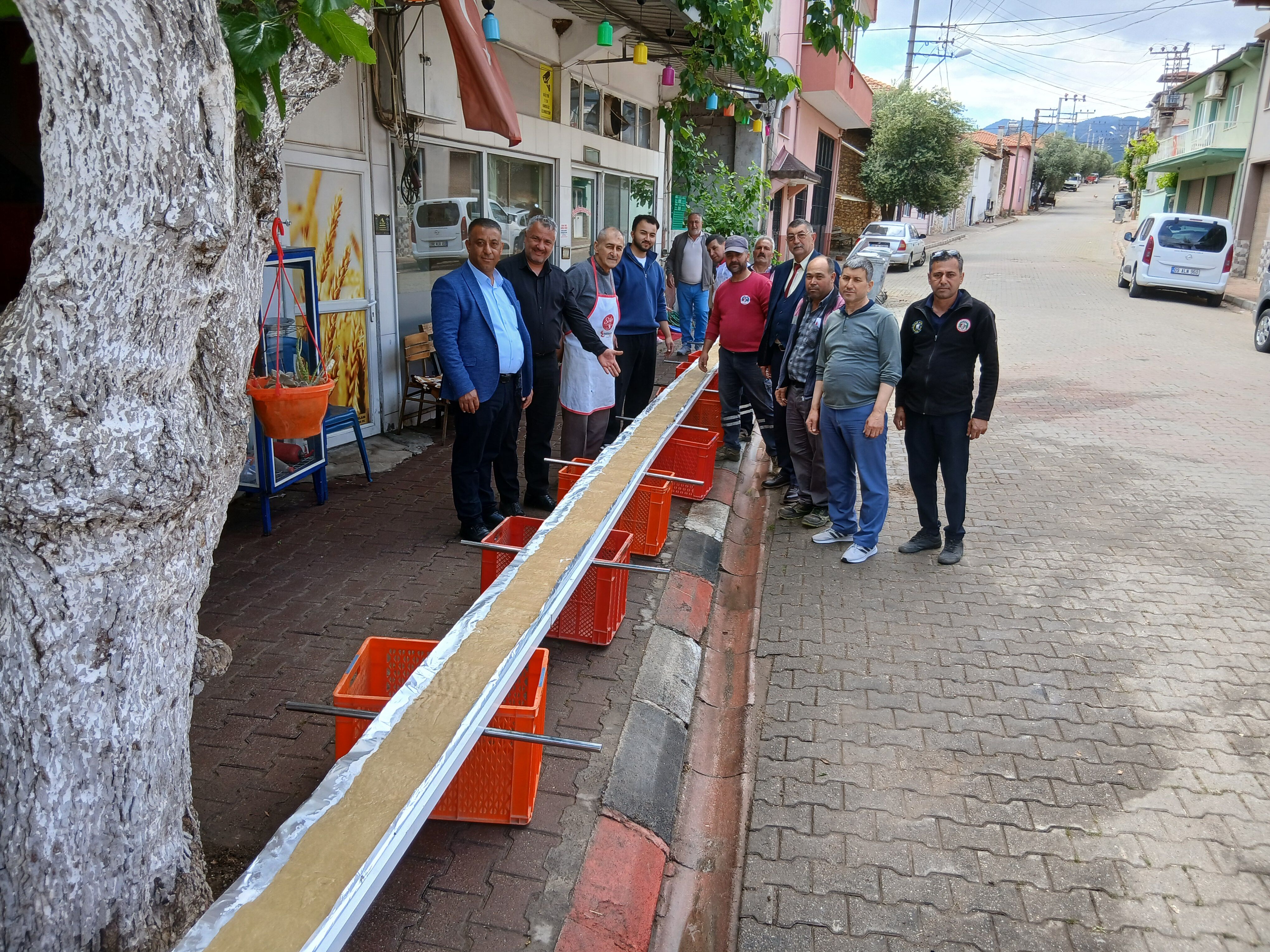 Karacasuda Siradan Bir Gun 14 Metrelik Pide Yapiliyor 664104 8E4112