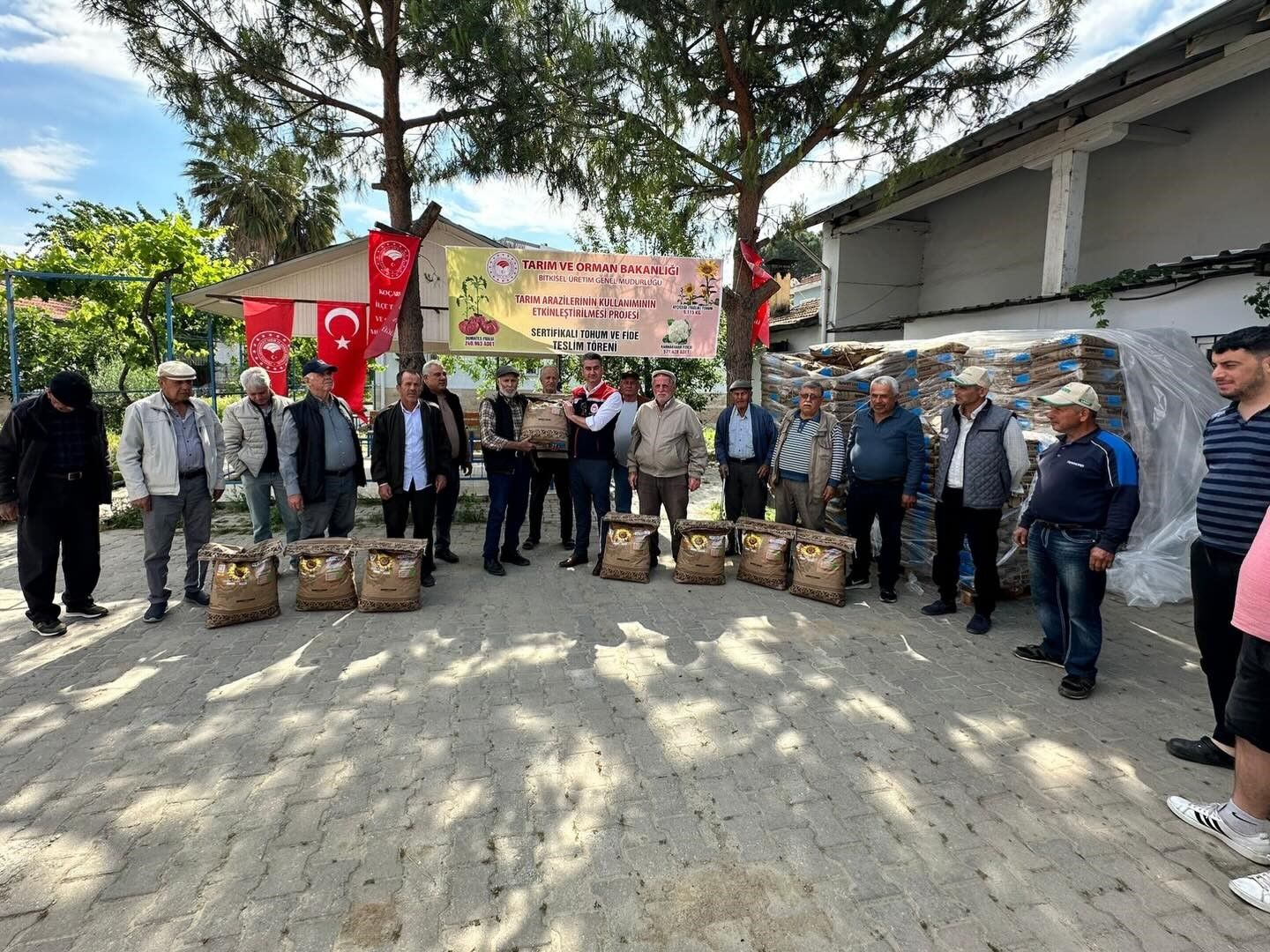 Kocarli Da 3 Bin Kilo Aycicegi Tohumu Ureticilere Dagitildi 1779430201942 863493