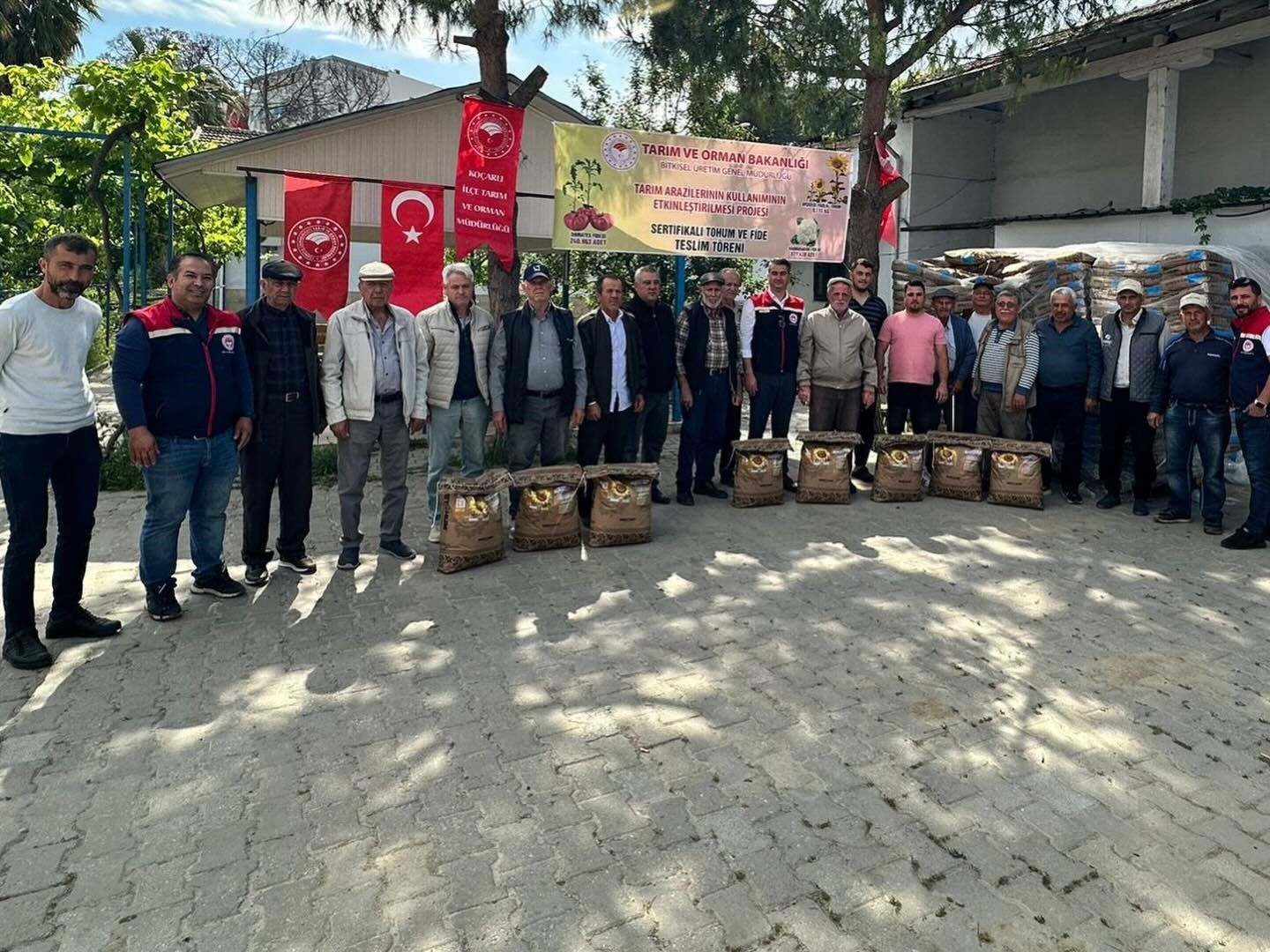 Kocarli Da 3 Bin Kilo Aycicegi Tohumu Ureticilere Dagitildi 1779430203346 228766