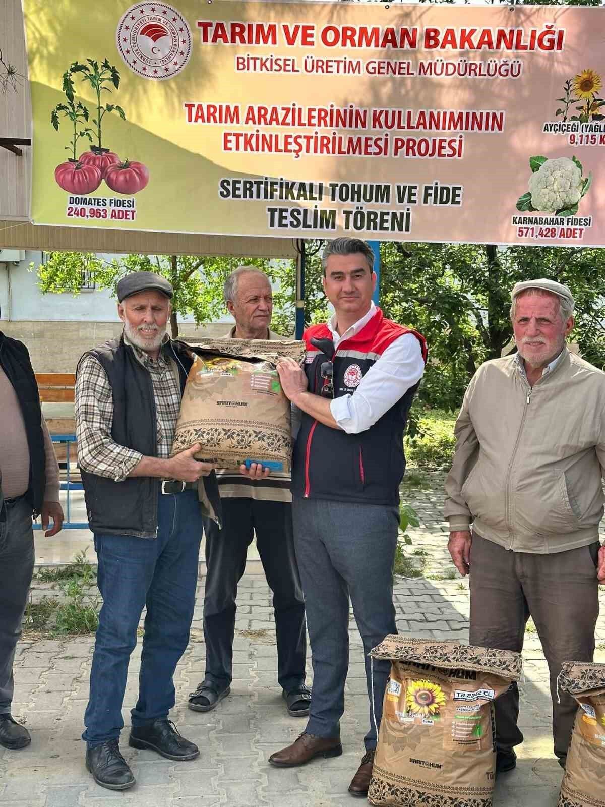 Kocarli Da 3 Bin Kilo Aycicegi Tohumu Ureticilere Dagitildi 1779430204631 581767