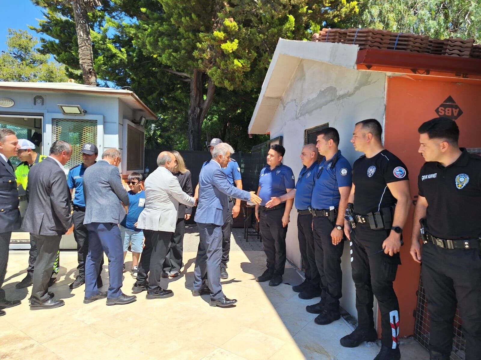 Kusadasi Ilce Protokolu Bayram Programinda Bulustu 665930 C143F1