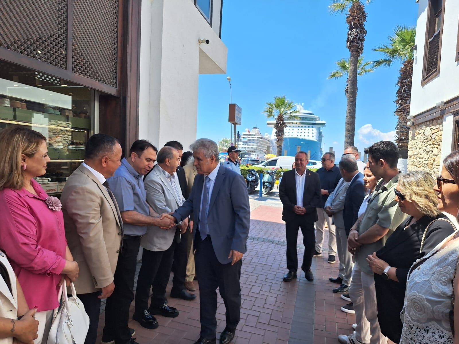 Kusadasi Ilce Protokolu Bayram Programinda Bulustu 665930 E16820