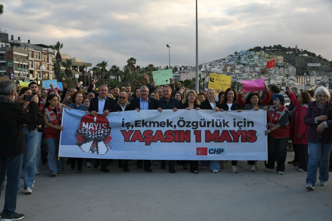 Kusadasinda 1 Mayisa Gunel Damgasi 658684 E45D08