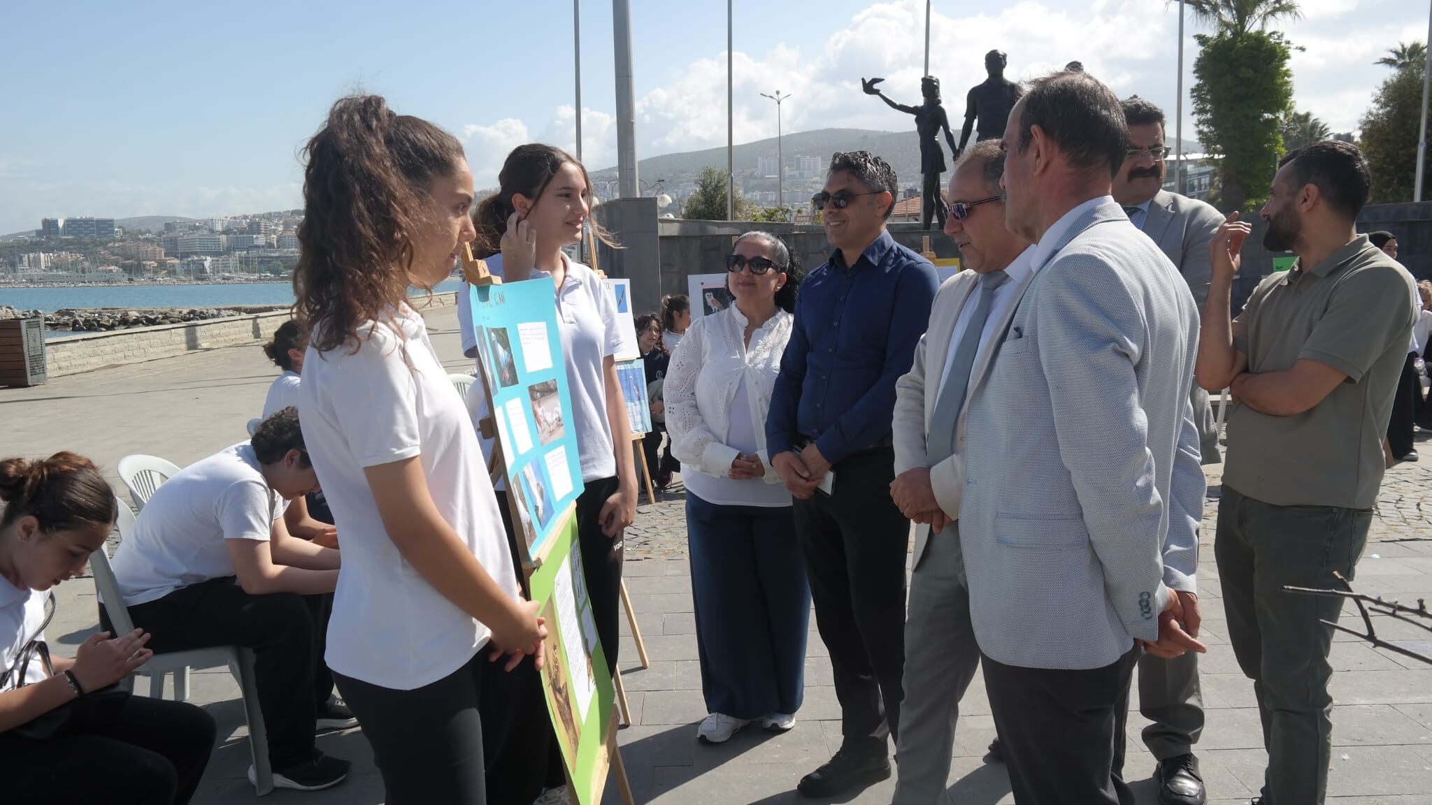 Kusadasinin Kanatlari Ataturk Anitinda Gorucuye Cikti 662094 9B3C0D
