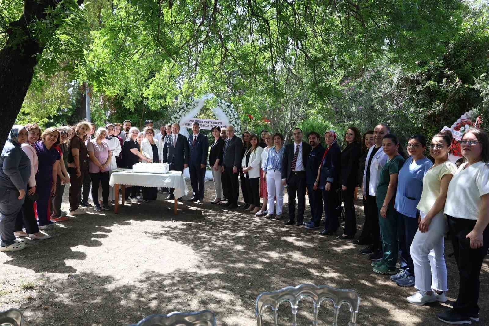 Meslekte 36 Inci Yilini Tamamlayan Hemsirelere Plaket Takdim Edildi 1778654707762 293641