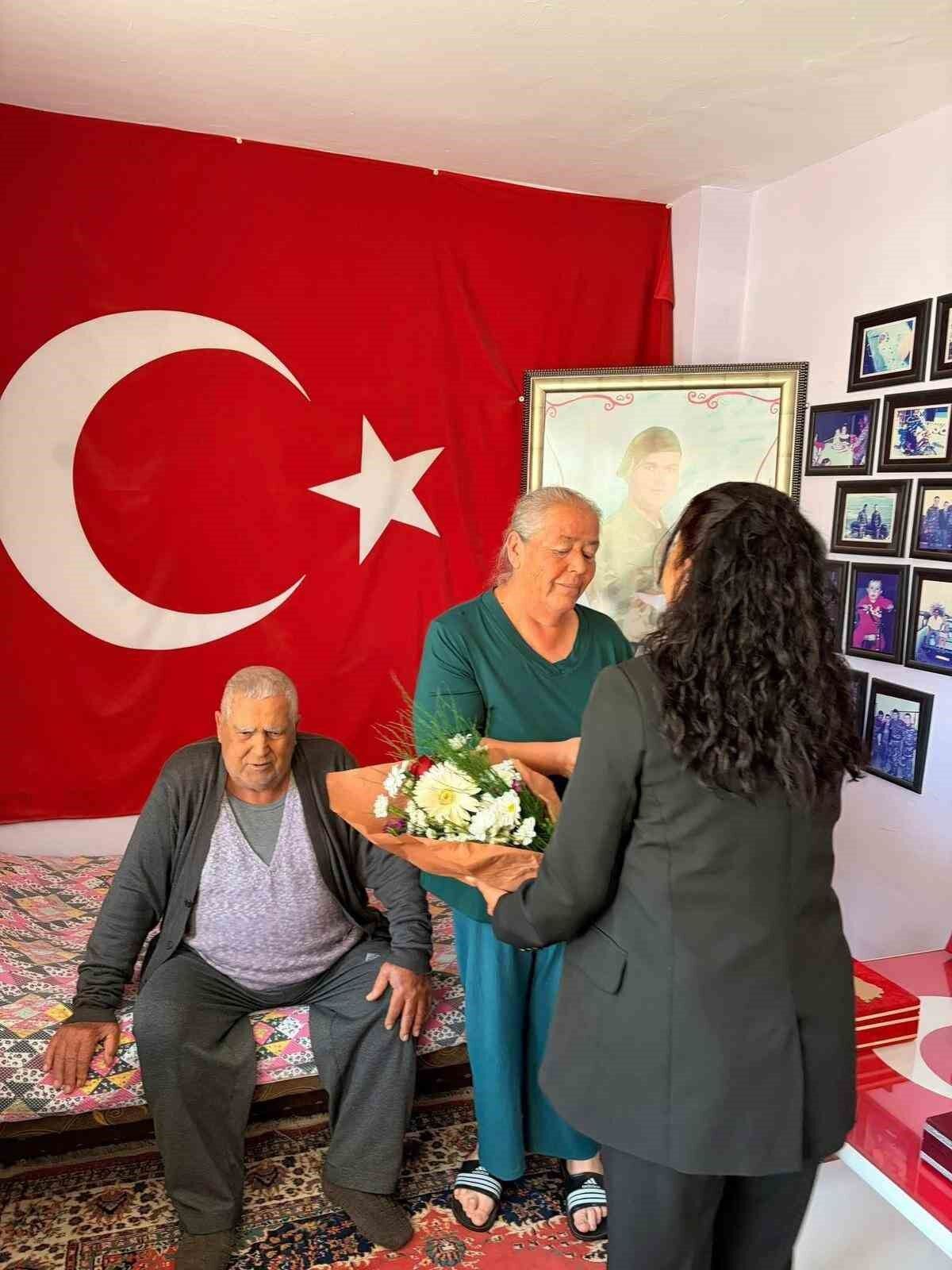 Mhp Kusadasi Teskilati Anneler Gunu Nde Sehit Aileleriyle Bulustu 1778433003676 397717
