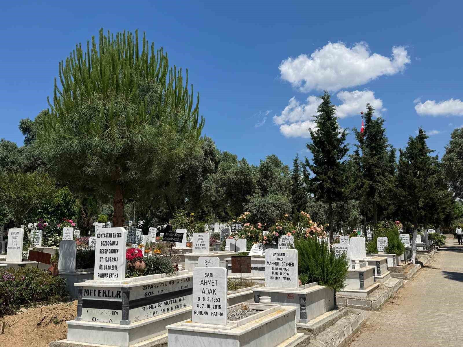 Nazilli De Arefe Gunu Mezarliklara Ziyaretci Akini 1779802503076 86432
