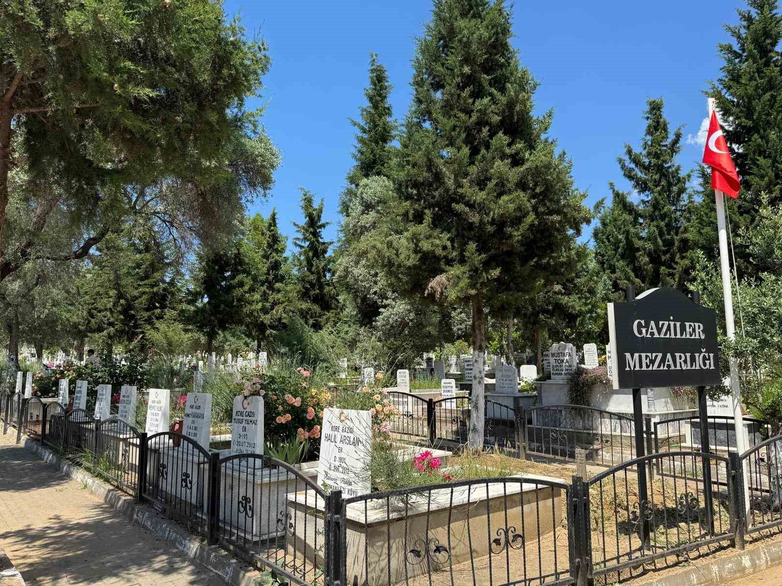 Nazilli De Arefe Gunu Mezarliklara Ziyaretci Akini 1779802506248 597129