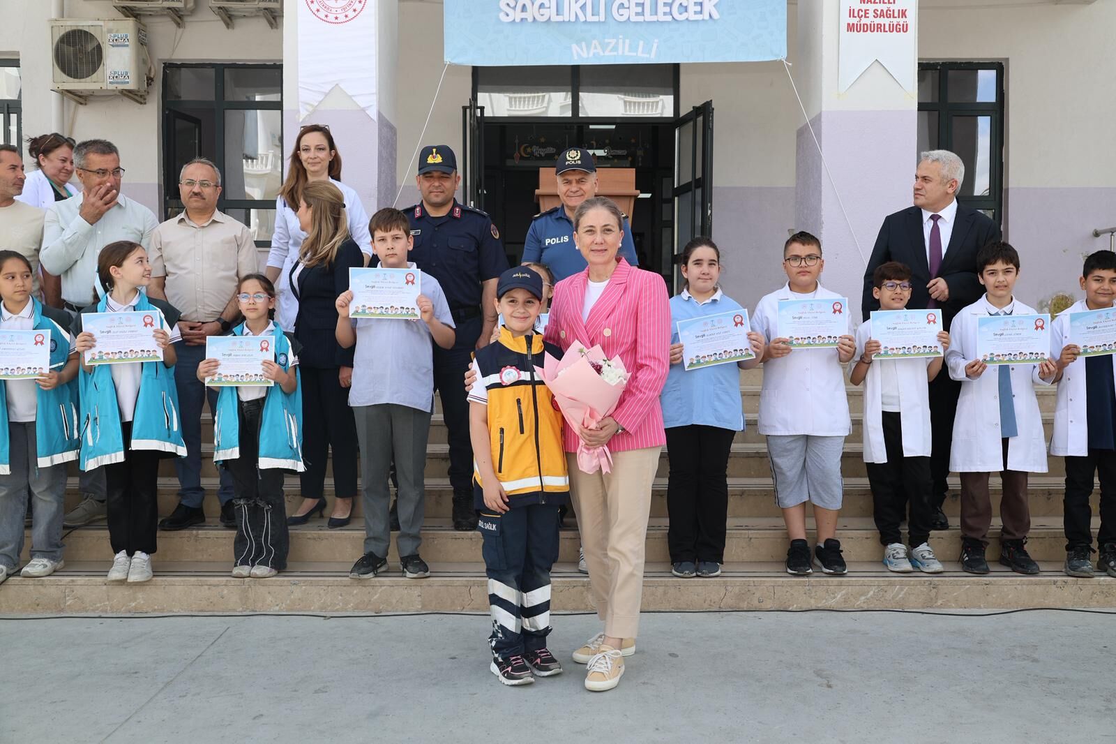 Nazillide 1304 Ogrencisi Saglik Elcisi Oldu 662141 0E4376