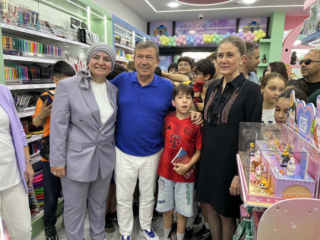 Nazillide Tanju Colak Cilginligi Imza Alabilmek Icin Uzun Ku 662731 6702Ed