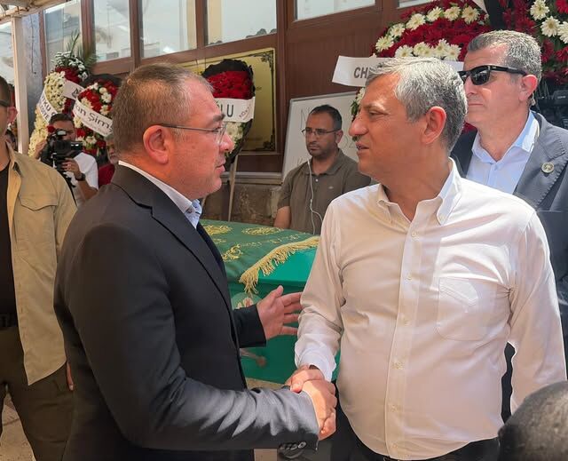 Ozgur Ozelin Aci Gununde Aydinli Yol Arkadaslari Yaninda Old 666099 1Ecb21
