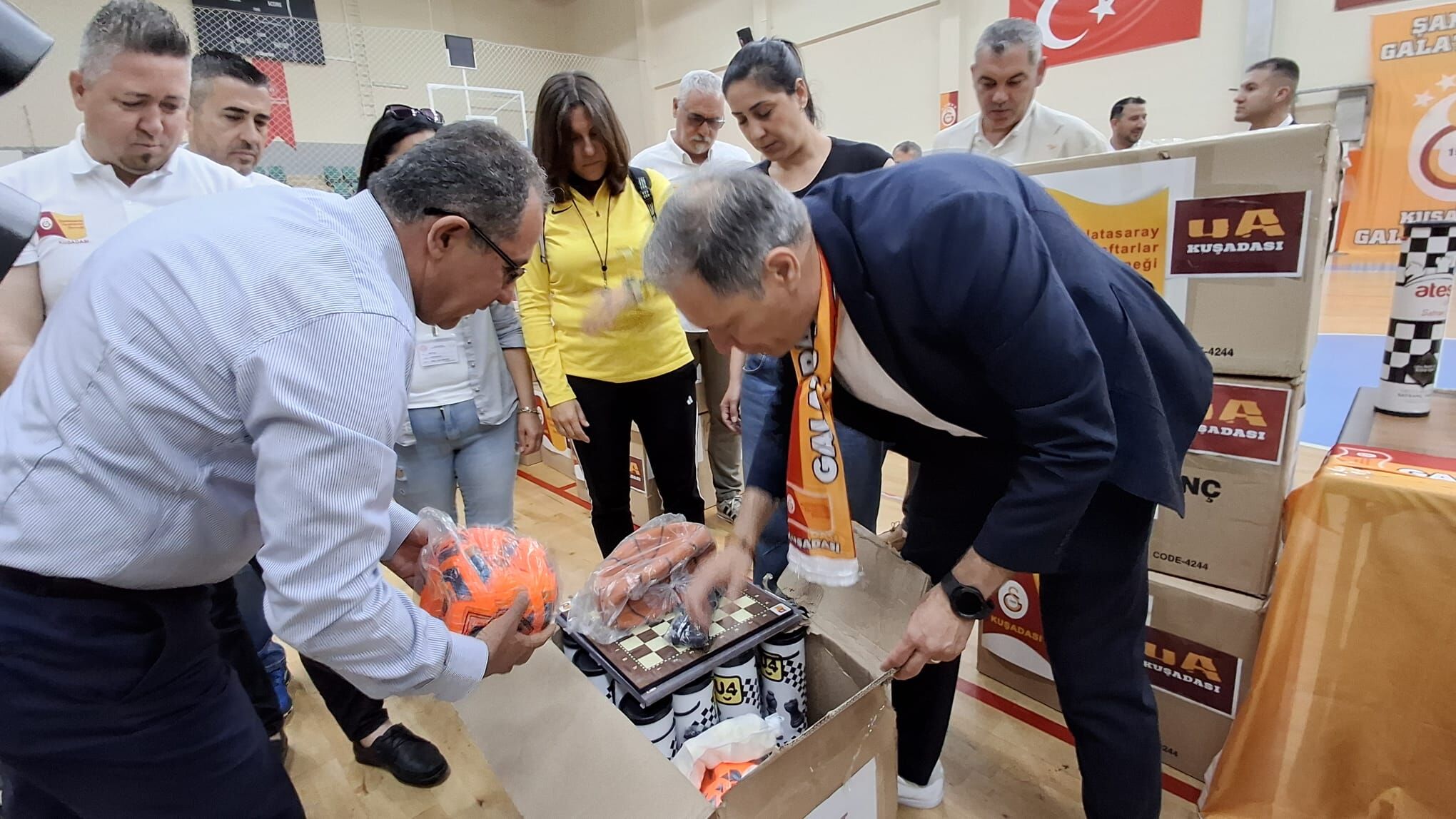 Sarikirmizi Yurekler Kusadali Ogrenciler Icin Tek Yurek Oldu 663826 Cd8828