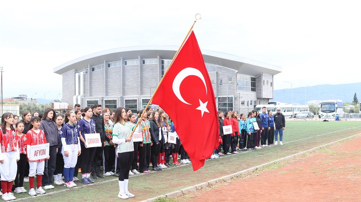 Softbolun Kalbi Aydinda Atiyor 659225 21216A