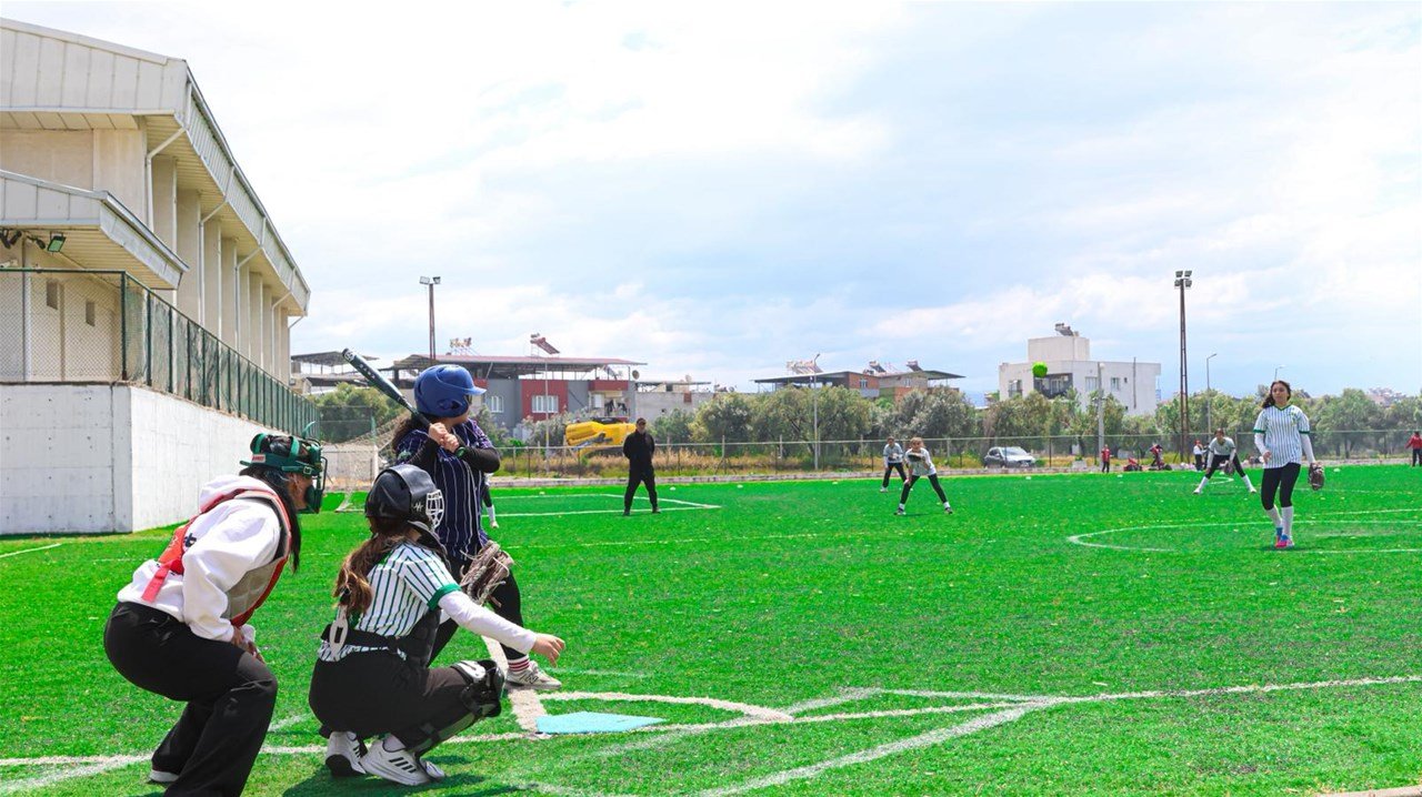 Softbolun Kalbi Aydinda Atiyor 659225 Fe4B1E