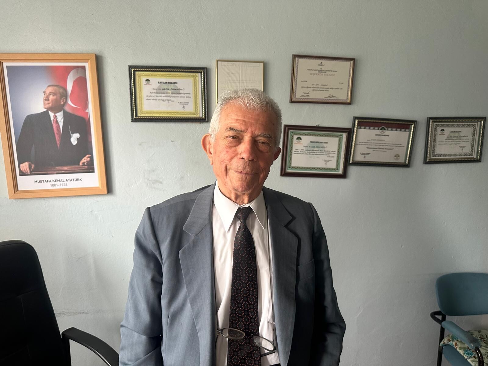 Takim Elbisesiz Disariya Cikmiyor Dedekoylu Ben A Kusagiyim 660894 39B3Ae