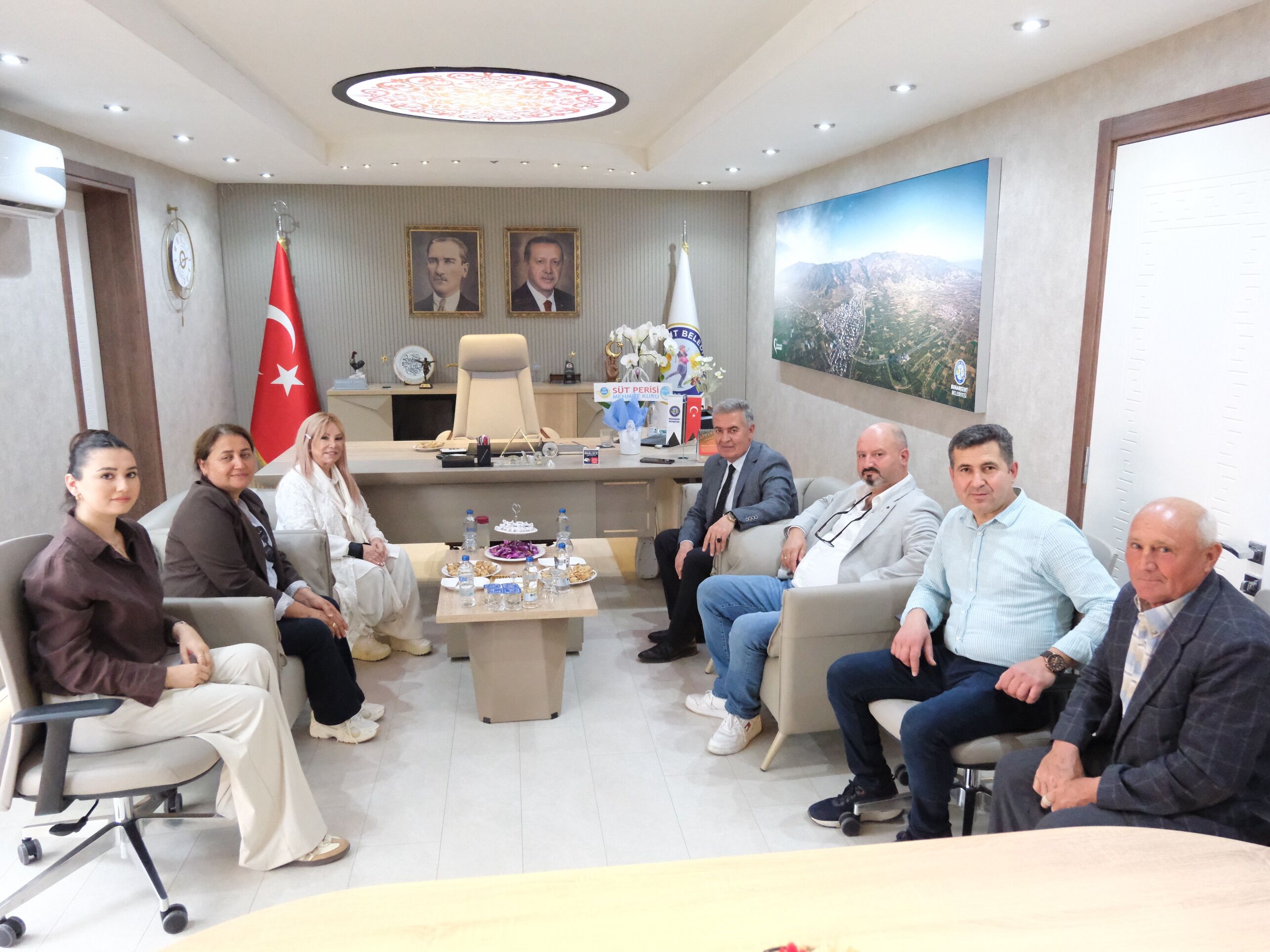 Unlu Turkucuden Baskan Erola Ziyaret 664722 848B2D