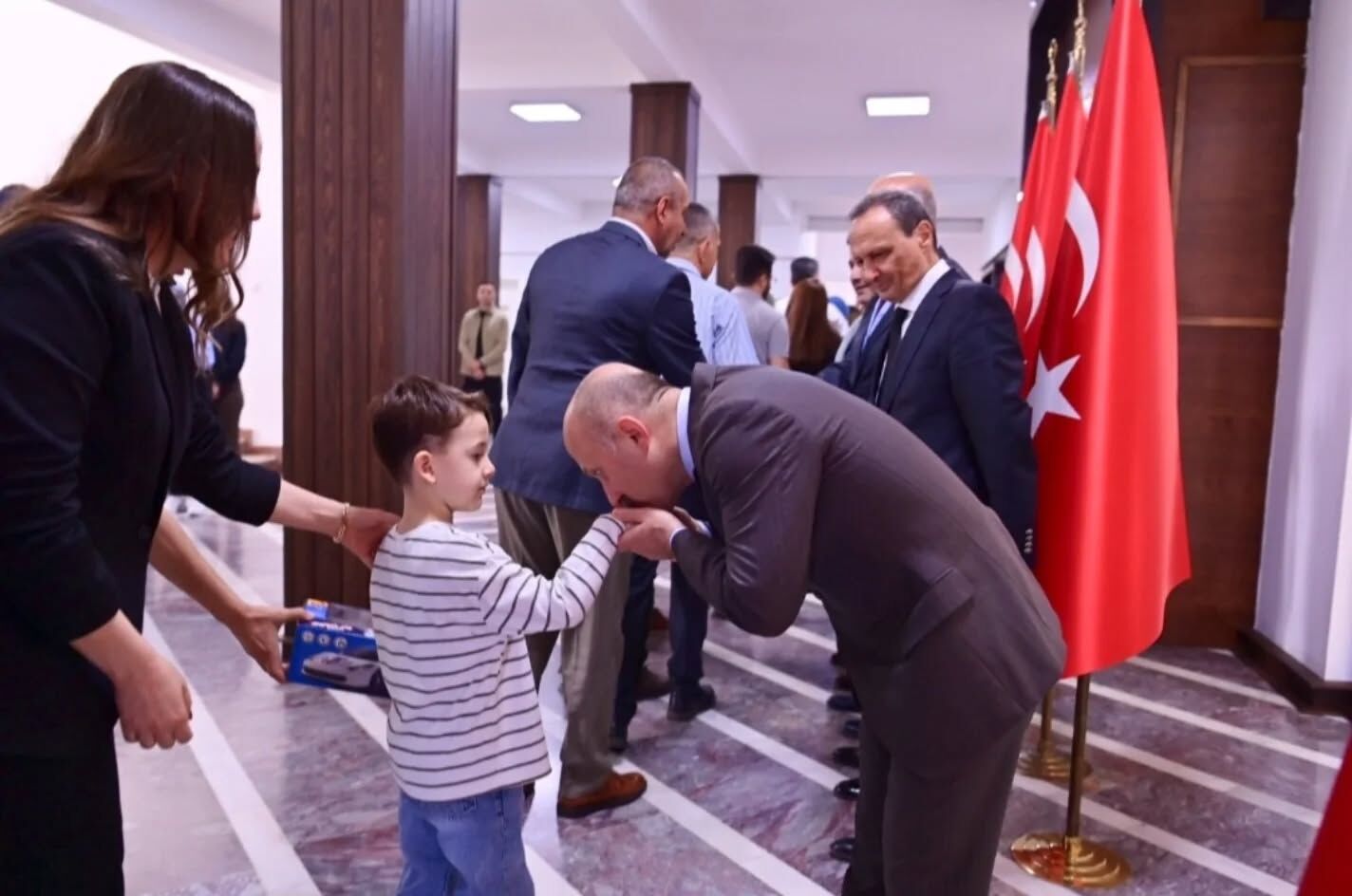Vali Varol Personeliyle Bayramlasti 664703 0F00Ba