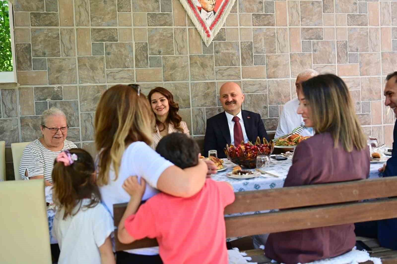 Vali Varol Sehit Aileleriyle Bayramlasti 1779810906887 609384