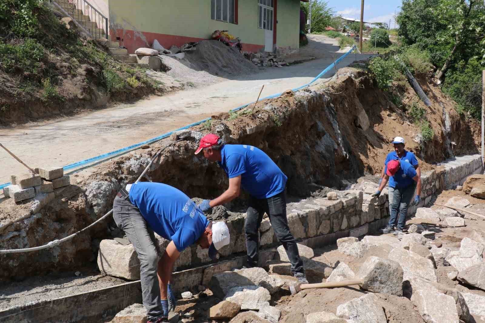 Yenikoy Mahallesi Nde Yol Ve Tas Duvar Calismalari Devam Ediyor 1778661903621 469509